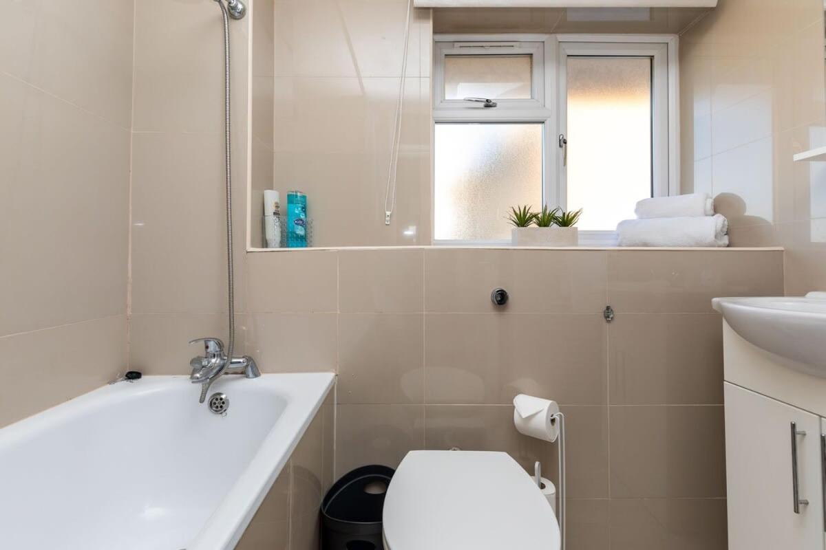 19A The Broadwalk - Cozy 1Br In The Heart Of Crawley Near Gatwick Airport Great For Contractors And Flight Crew Students Crawley (West Sussex) Exterior foto