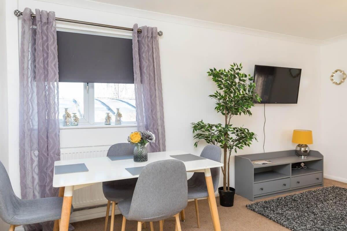 19A The Broadwalk - Cozy 1Br In The Heart Of Crawley Near Gatwick Airport Great For Contractors And Flight Crew Students Crawley (West Sussex) Exterior foto