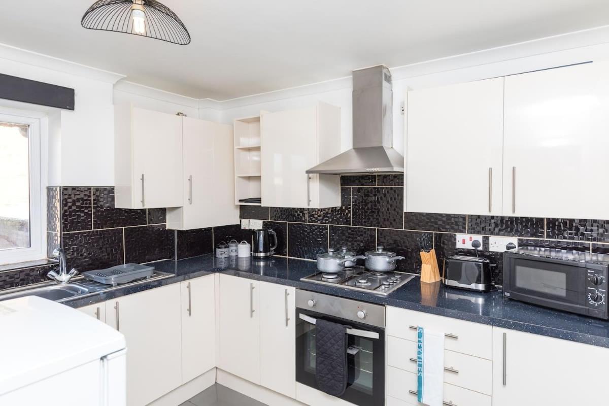 19A The Broadwalk - Cozy 1Br In The Heart Of Crawley Near Gatwick Airport Great For Contractors And Flight Crew Students Crawley (West Sussex) Exterior foto