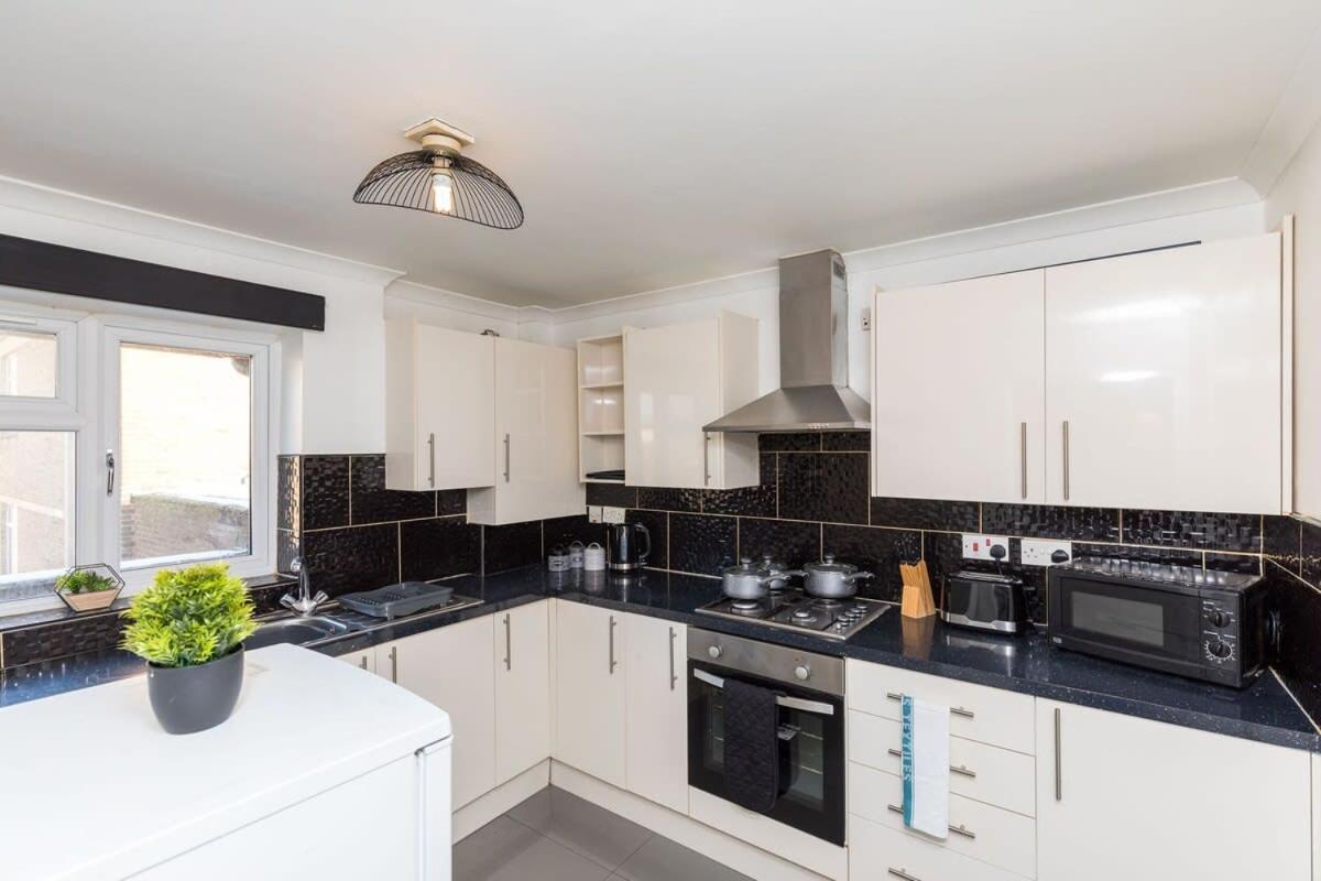 19A The Broadwalk - Cozy 1Br In The Heart Of Crawley Near Gatwick Airport Great For Contractors And Flight Crew Students Crawley (West Sussex) Exterior foto