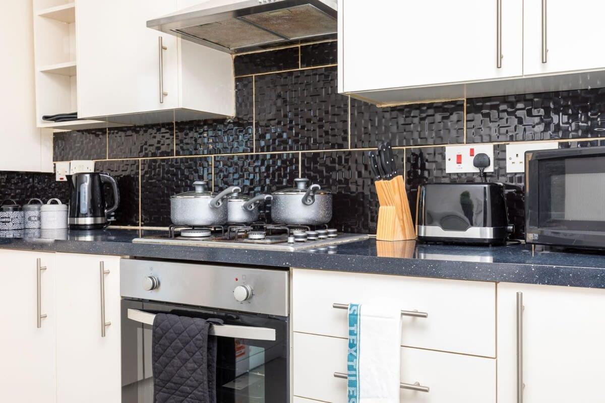 19A The Broadwalk - Cozy 1Br In The Heart Of Crawley Near Gatwick Airport Great For Contractors And Flight Crew Students Crawley (West Sussex) Exterior foto